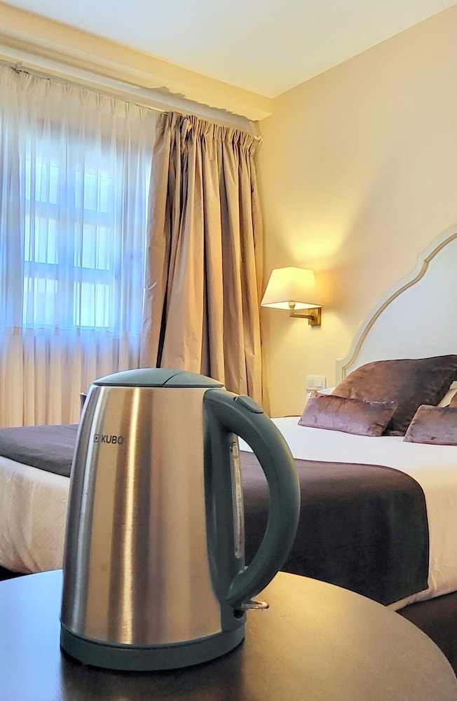 Habitación (Zona Claustro) del hotel San Antonio El Real. Foto 1