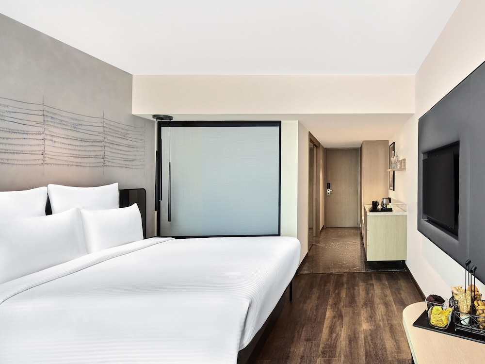 Habitación estándar con cama King del hotel Novotel Mumbai International Airport. Foto 1