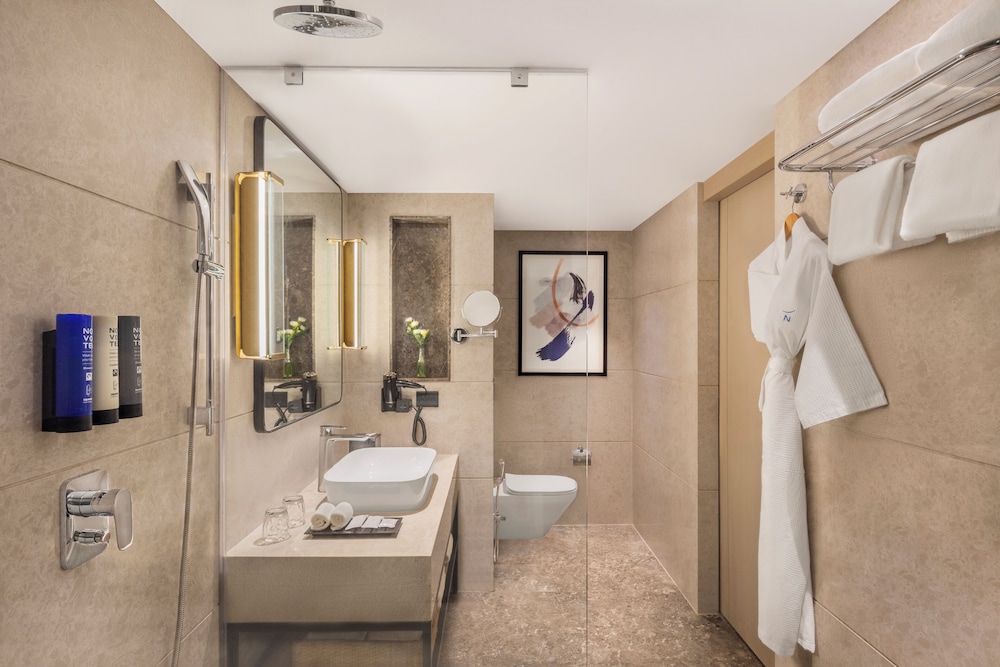 Habitación estándar con cama King del hotel Novotel Mumbai International Airport. Foto 4