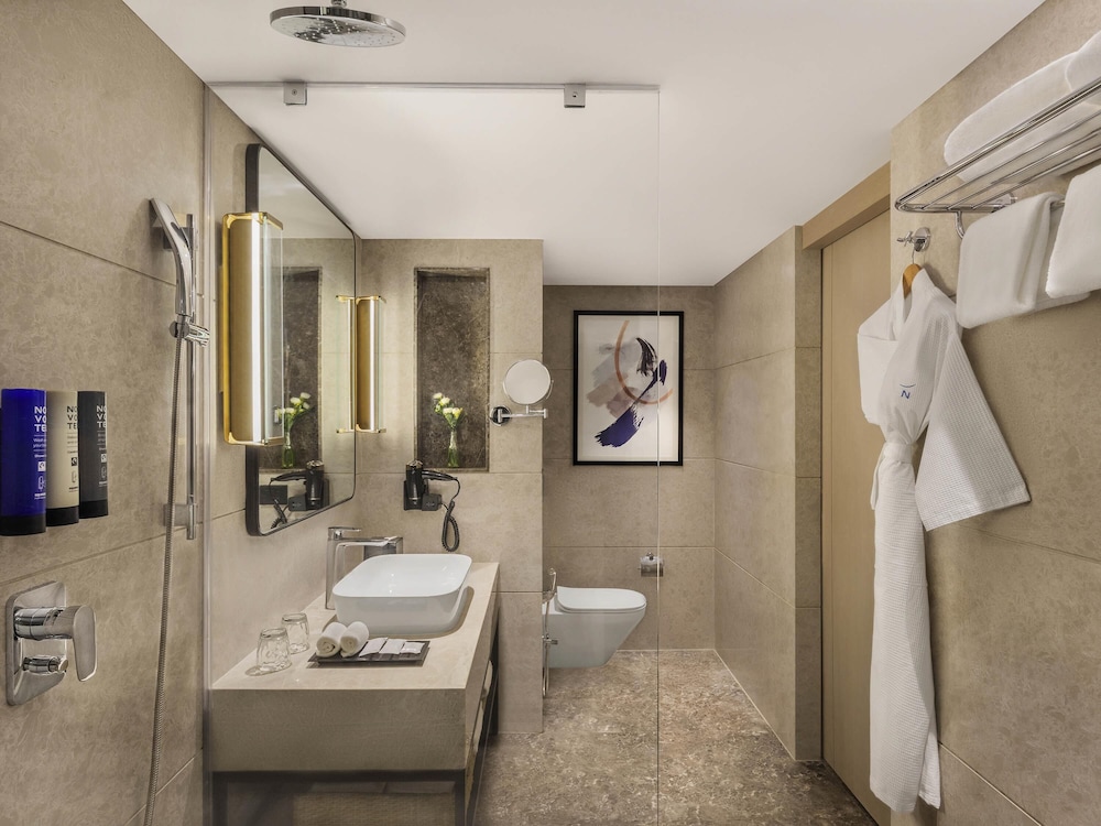 Habitación Deluxe con 2 camas individuales del hotel Novotel Mumbai International Airport. Foto 1