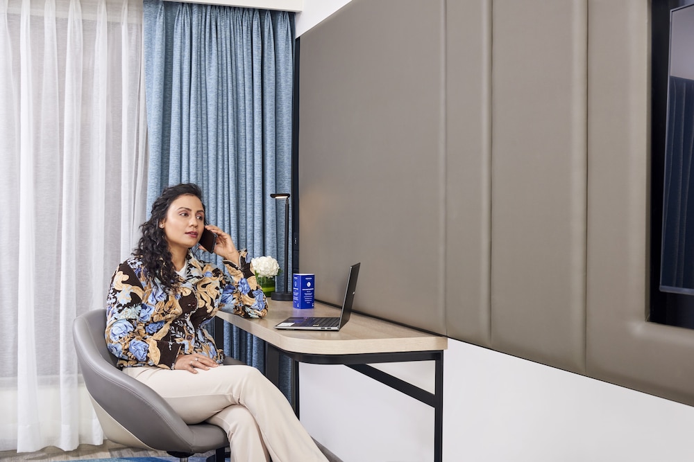 Habitación Superior con cama king del hotel Novotel Mumbai International Airport. Foto 1