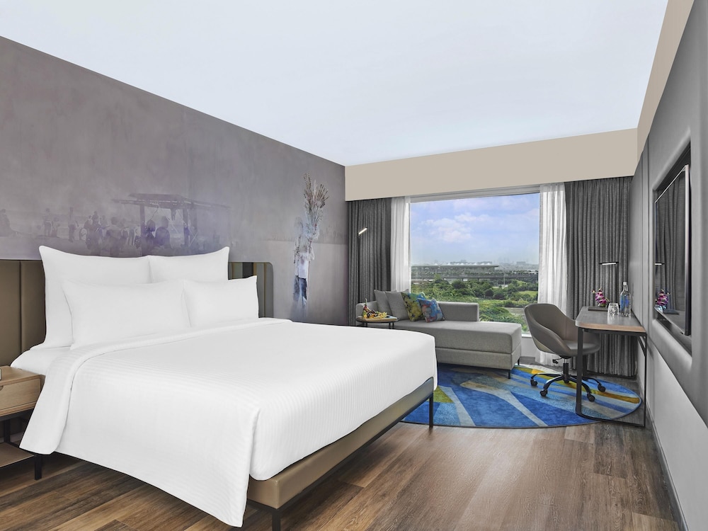 Habitación Ejecutiva con cama King con horas de cóctel y aperitivos del hotel Novotel Mumbai International Airport