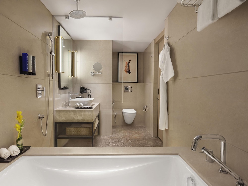 Habitación Ejecutiva con cama King con horas de cóctel y aperitivos del hotel Novotel Mumbai International Airport. Foto 2