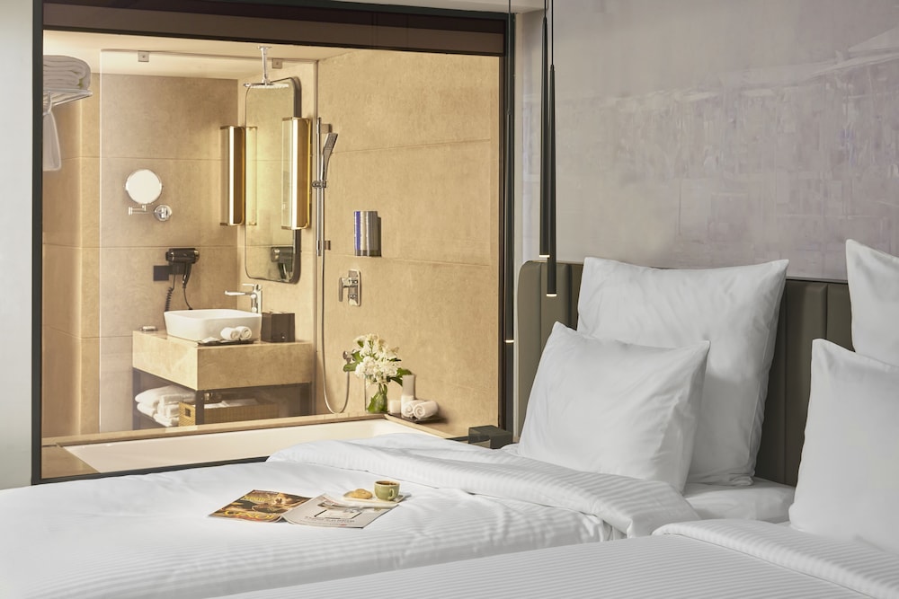 Habitación Ejecutiva con 2 camas individuales con horas de cóctel y aperitivos del hotel Novotel Mumbai International Airport. Foto 1