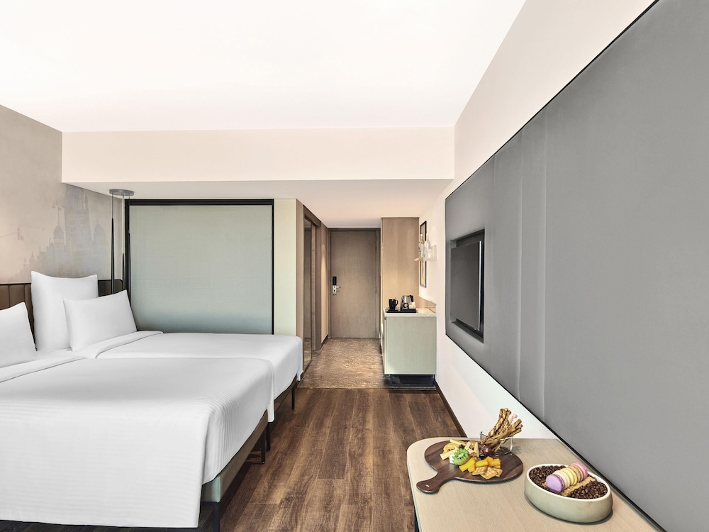 Habitación Ejecutiva con 2 camas individuales con horas de cóctel y aperitivos del hotel Novotel Mumbai International Airport. Foto 4