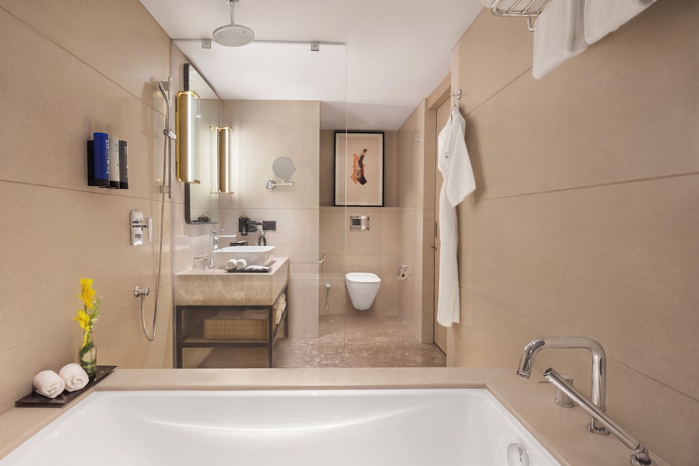 Habitación Ejecutiva con 2 camas individuales con horas de cóctel y aperitivos del hotel Novotel Mumbai International Airport. Foto 5