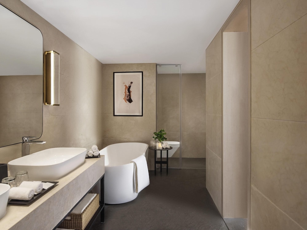 Suite Superior con cama King y sala de estar, con horas de cóctel y aperitivos del hotel Novotel Mumbai International Airport