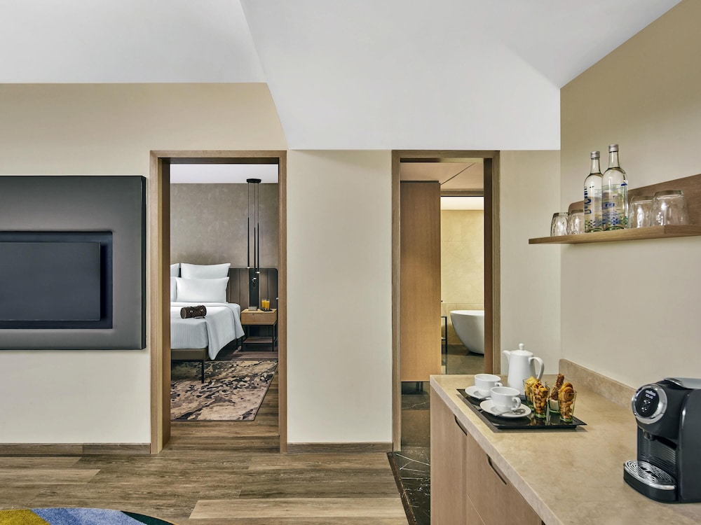 Suite Superior con cama King y sala de estar, con horas de cóctel y aperitivos del hotel Novotel Mumbai International Airport. Foto 1