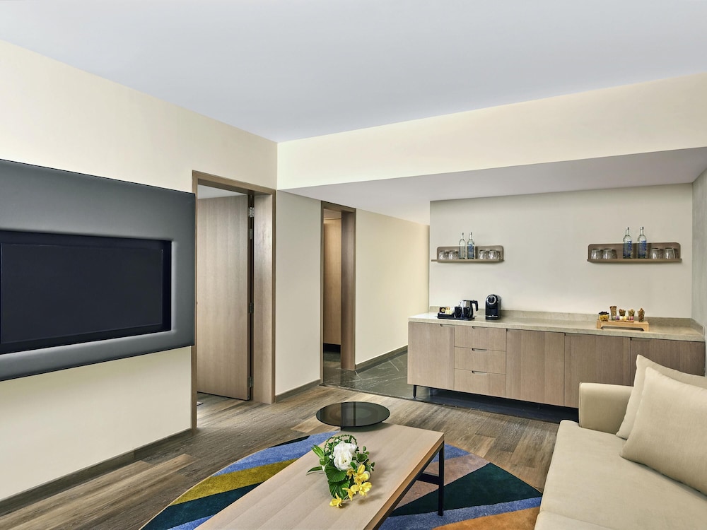 Suite Superior con cama King y sala de estar, con horas de cóctel y aperitivos del hotel Novotel Mumbai International Airport. Foto 2
