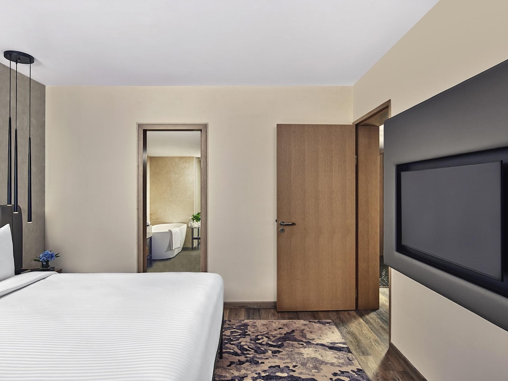 Suite Superior con cama King y sala de estar, con horas de cóctel y aperitivos del hotel Novotel Mumbai International Airport. Foto 3