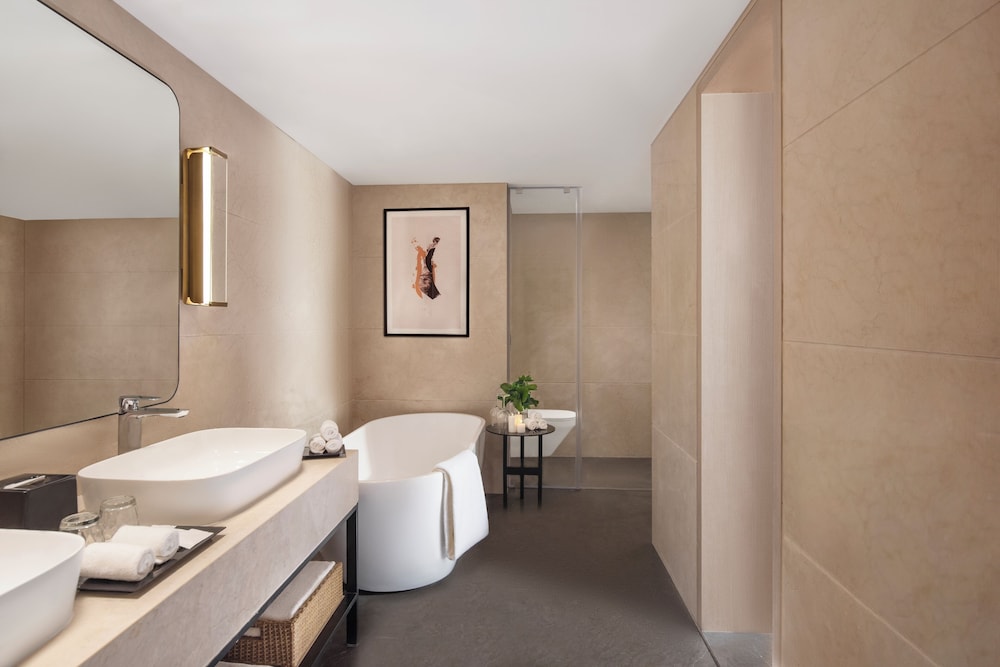 Suite Superior con cama King y sala de estar, con horas de cóctel y aperitivos del hotel Novotel Mumbai International Airport. Foto 4