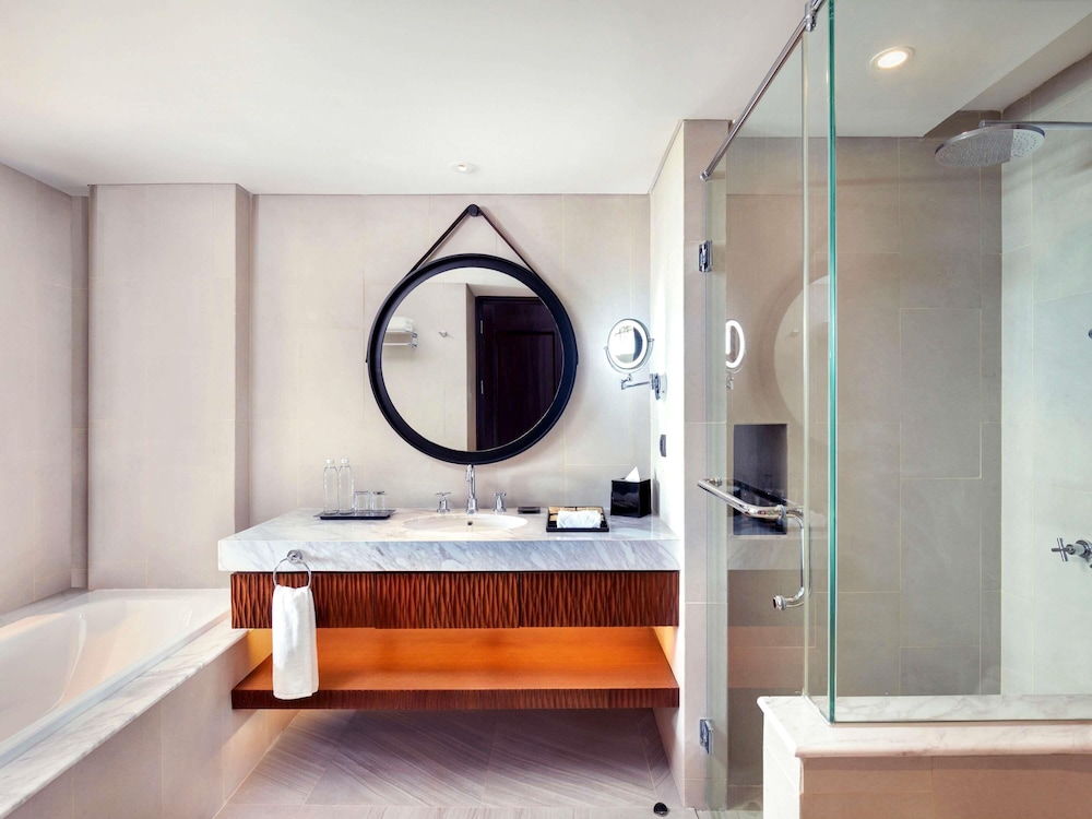 Habitación Deluxe con dos camas individuales del hotel Grand Mercure Bali Seminyak. Foto 5