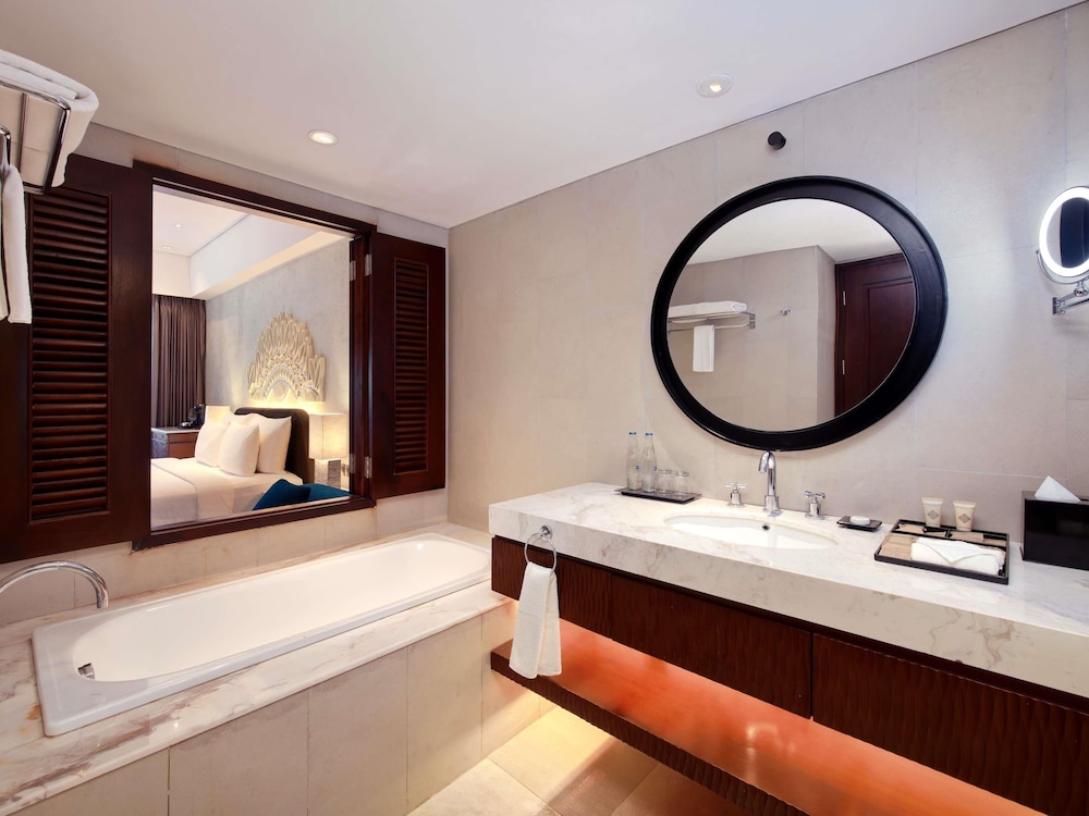 Habitación Deluxe King - Vistas a la Piscina del hotel Grand Mercure Bali Seminyak. Foto 2