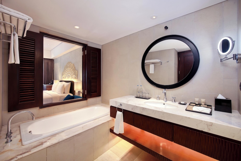 Habitación Deluxe King - Vistas a la Piscina del hotel Grand Mercure Bali Seminyak. Foto 6