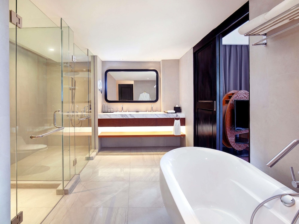 Suite Ejecutiva con Cama King Size del hotel Grand Mercure Bali Seminyak. Foto 4