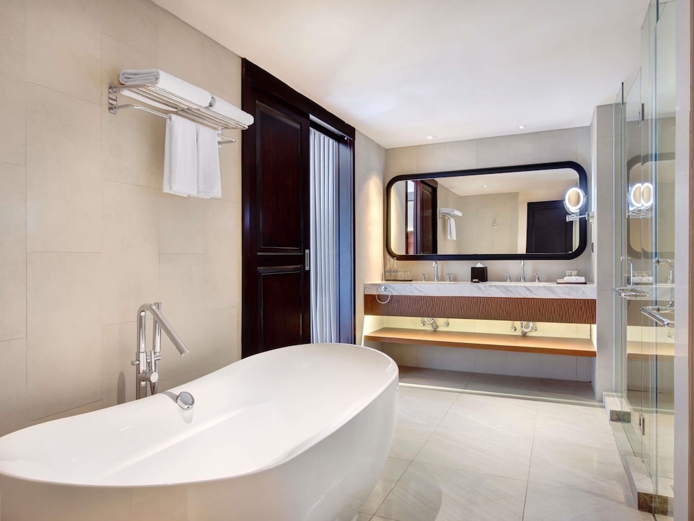 Suite Ejecutiva con Cama King Size del hotel Grand Mercure Bali Seminyak. Foto 6