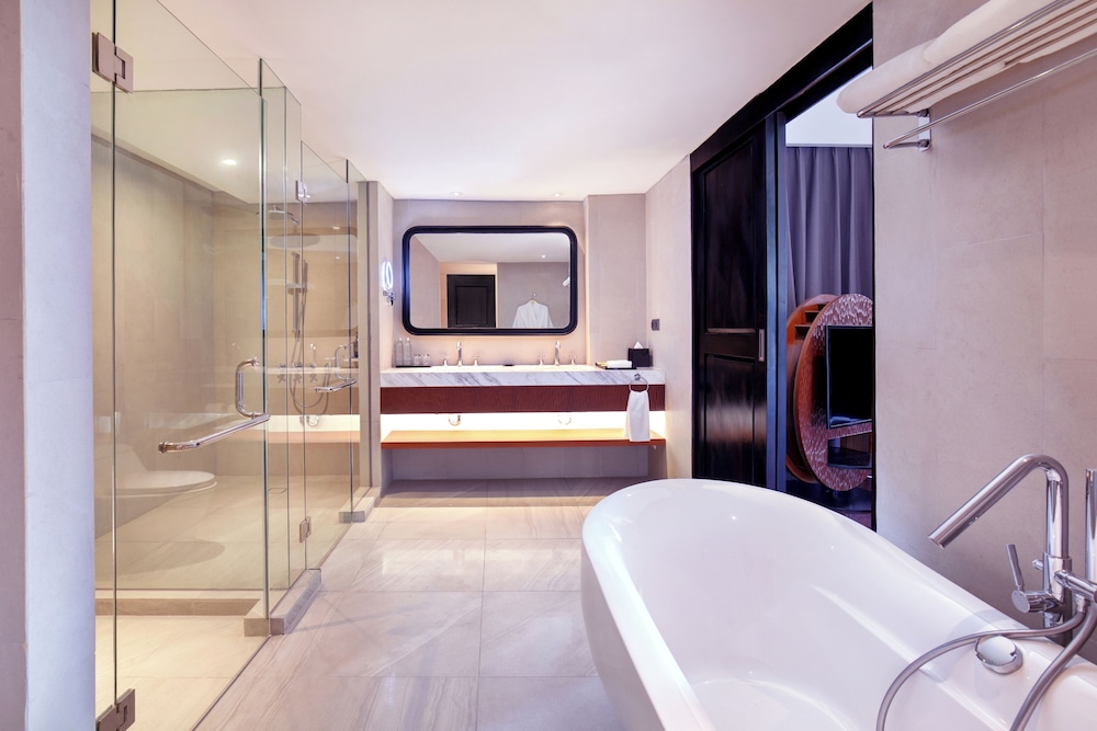 Suite Ejecutiva con Cama King Size del hotel Grand Mercure Bali Seminyak. Foto 12