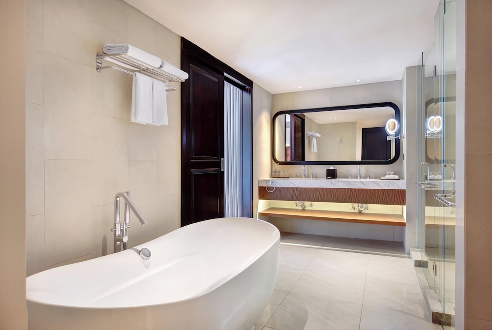 Suite Ejecutiva con Cama King Size del hotel Grand Mercure Bali Seminyak. Foto 14