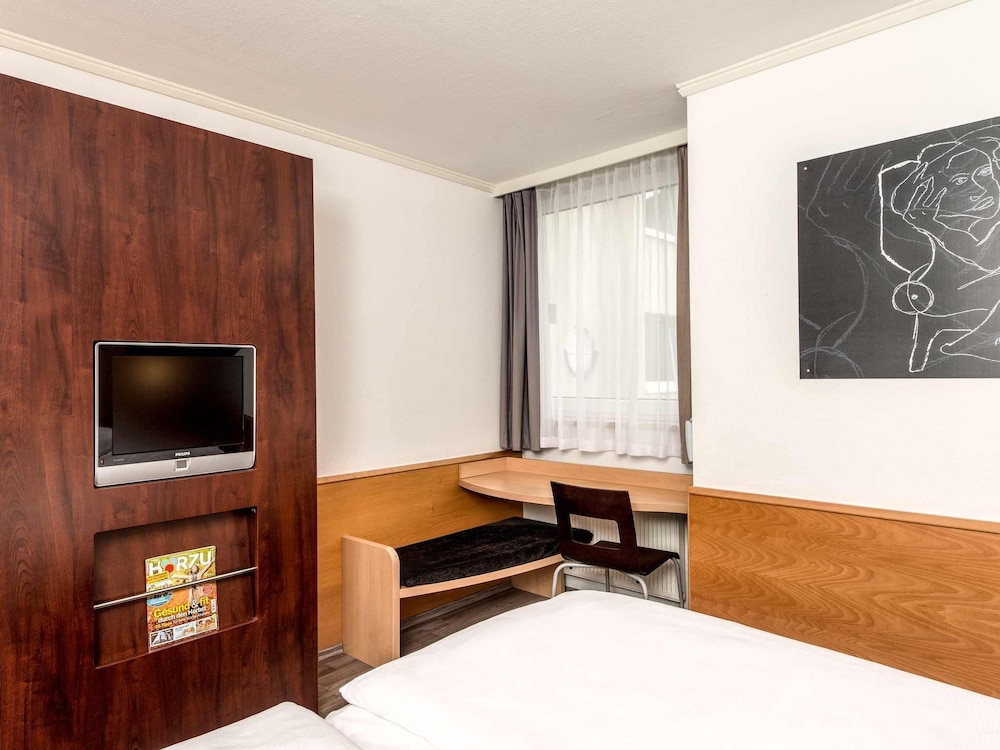 Habitación estándar con 1 cama doble de 63x79 pulgadas (160x200 cm), nuevo concepto Sleep Easy del hotel Ibis Leipzig Nord Ost. Foto 5