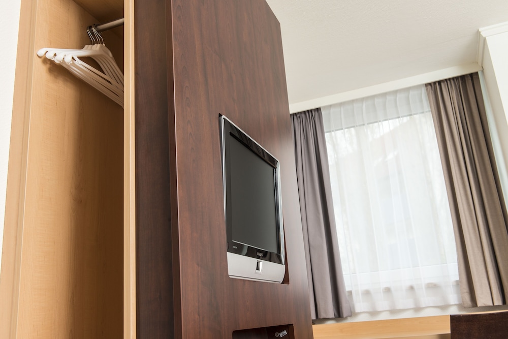 Habitación estándar con camas individuales con el nuevo concepto Sleep Easy del hotel Ibis Leipzig Nord Ost. Foto 1