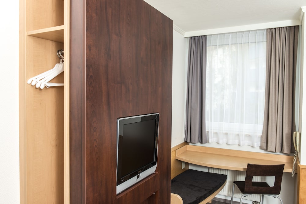 Habitación estándar con camas individuales con el nuevo concepto Sleep Easy del hotel Ibis Leipzig Nord Ost. Foto 2