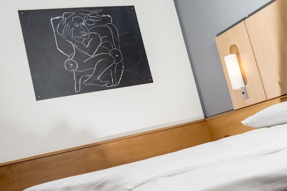 Habitación estándar con camas individuales con el nuevo concepto Sleep Easy del hotel Ibis Leipzig Nord Ost. Foto 3