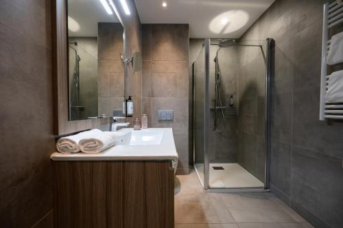 Habitación Doble del hotel NEMEA Appart Paris Levallois. Foto 11