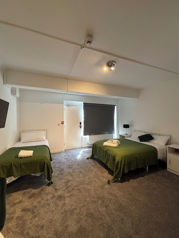 Habitación triple estándar, varias camas del hotel Tlk Apartments And. Foto 3