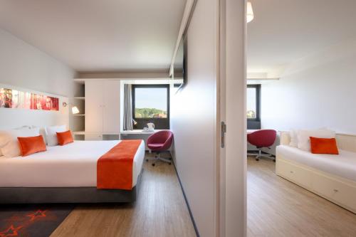 Habitación Triple del hotel Star Inn Porto. Foto 1