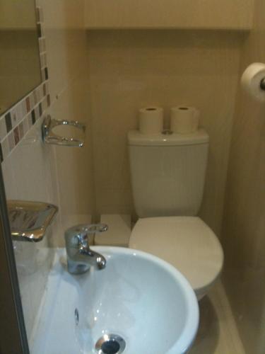 Habitación Doble con baño compartido - 2 camas del hotel Crystal Lodge. Foto 4