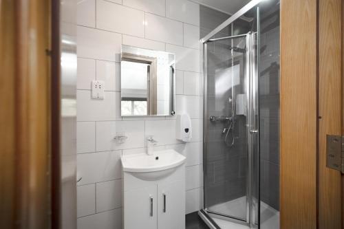 Habitación Doble con baño privado - 2 camas del hotel Flexistay Aparthotel Sutton. Foto 6