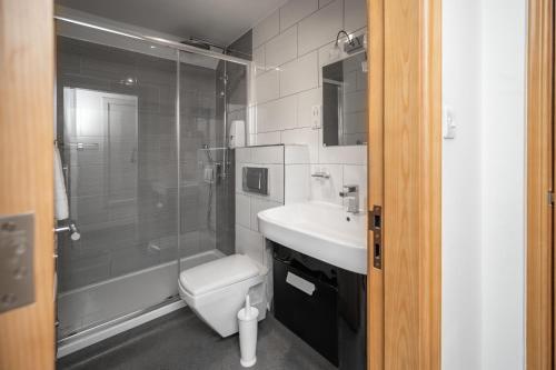 Habitación doble con baño privado del hotel Flexistay Aparthotel Sutton. Foto 15