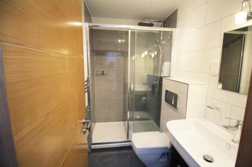 Habitación Individual con baño privado del hotel Flexistay Aparthotel Sutton. Foto 3