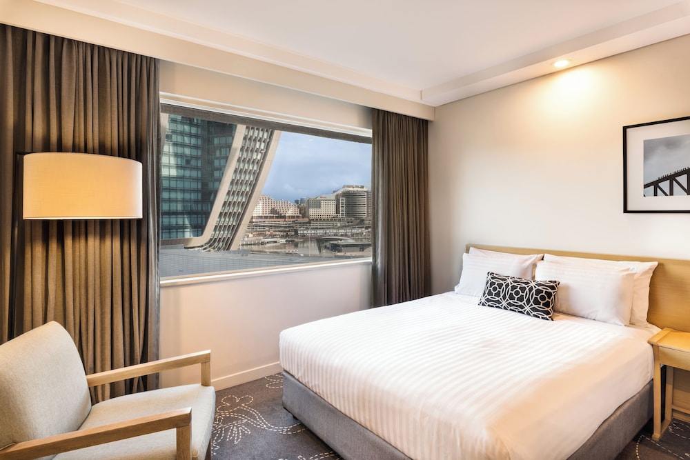 Habitación superior, 1 cama de matrimonio grande del hotel Parkroyal Darling Harbour, Sydney. Foto 1