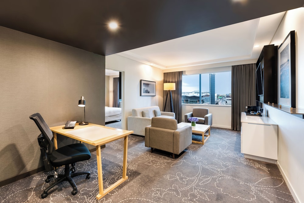 Suite Club, 1 cama de matrimonio grande, Acceso al salón del club, vistas a la ciudad del hotel Parkroyal Darling Harbour, Sydney