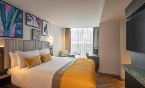 Habitación Executive con cama extragrande del hotel Maldron Shoreditch London. Foto 1