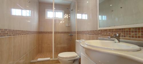 Apartamento con vistas a la piscina del hotel Las Palmeras. Foto 3