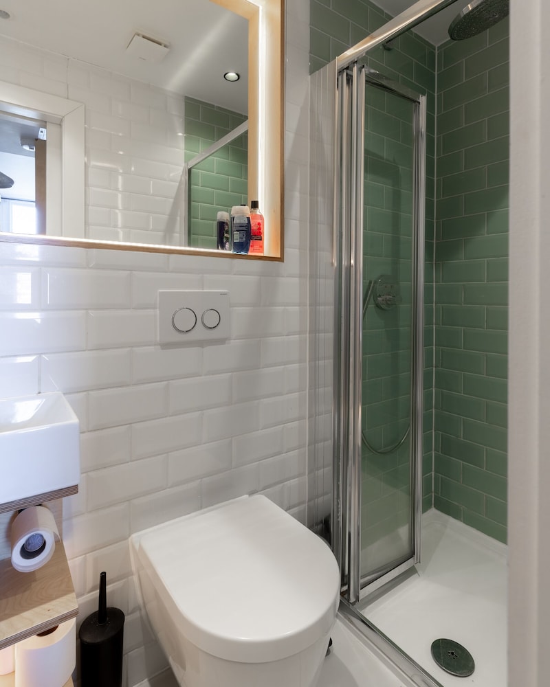 Estudio básico, baño privado del hotel Kensington Stay. Foto 22