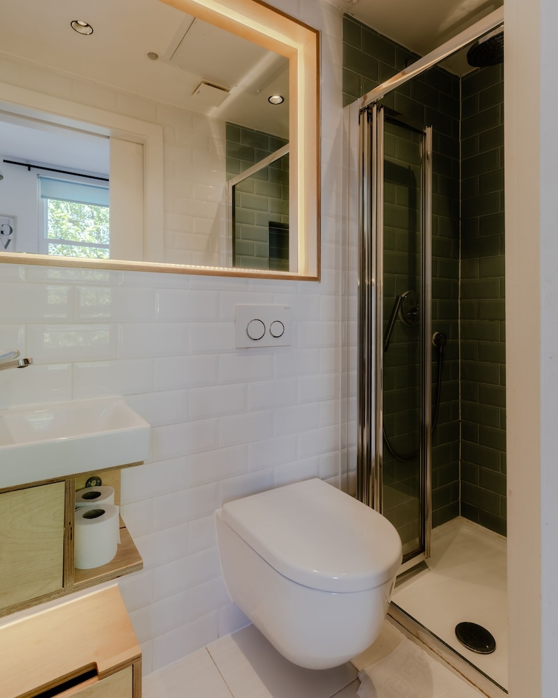 Estudio básico, baño privado del hotel Kensington Stay. Foto 23