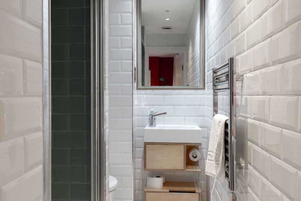 Estudio básico, baño privado del hotel Kensington Stay. Foto 24