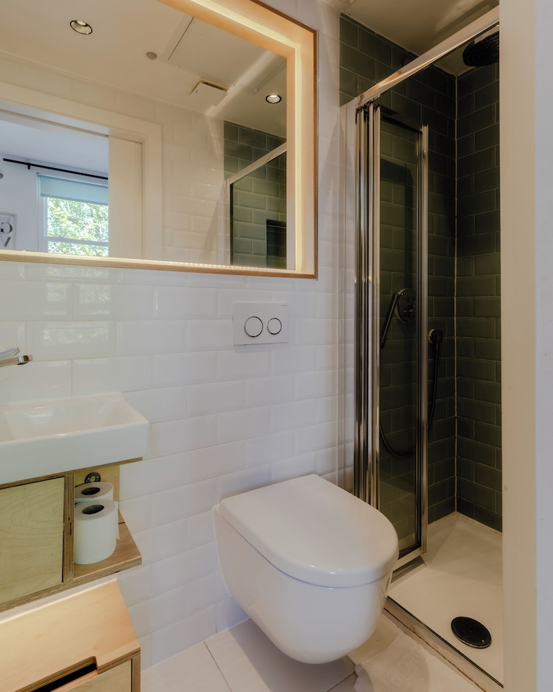 Estudio básico, baño privado del hotel Kensington Stay. Foto 44