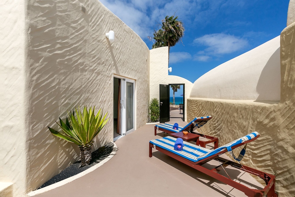 Suite vista mar, con patio privado y terraza, 1 adulto y 2 niños) del hotel LIVVO Risco del Gato Suites. Foto 1