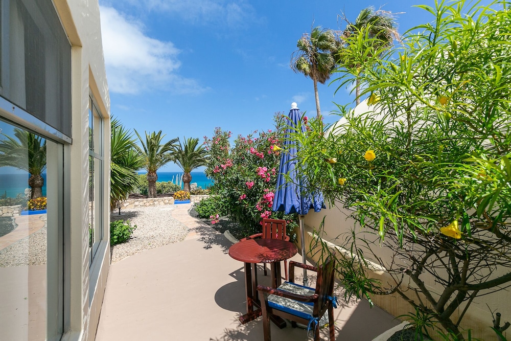 Suite vista mar, con patio privado y terraza, 1 adulto y 2 niños) del hotel LIVVO Risco del Gato Suites. Foto 3