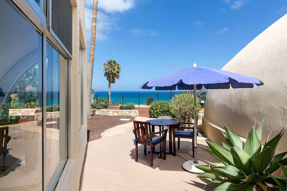 Suite vista mar, con patio privado y terraza, 1 adulto y 2 niños) del hotel LIVVO Risco del Gato Suites. Foto 5