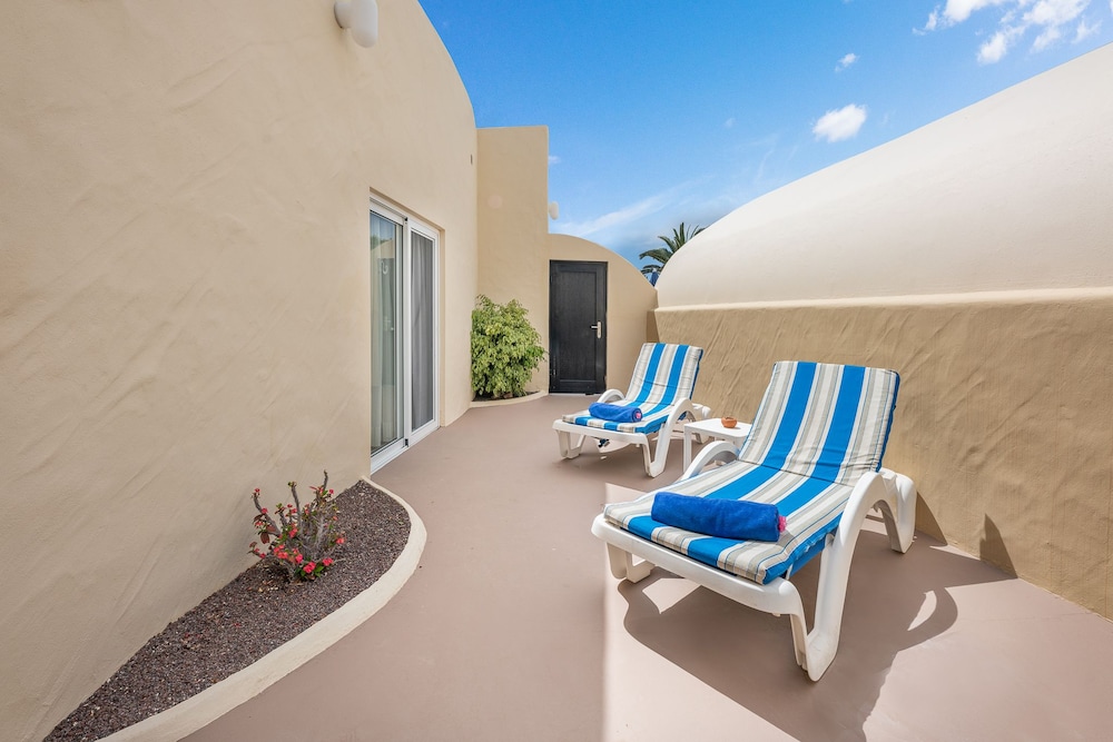 Suite con patio privado y terraza del hotel LIVVO Risco del Gato Suites. Foto 2