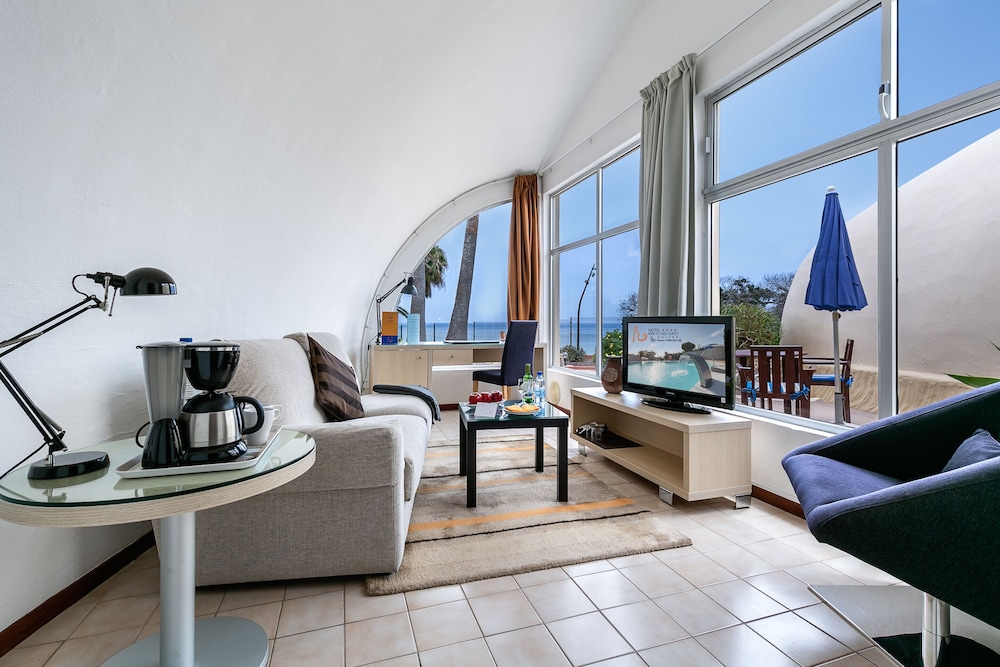 Suite con patio del hotel LIVVO Risco del Gato Suites. Foto 3