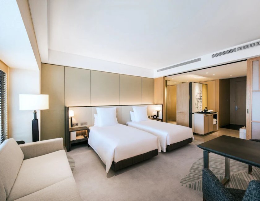 2 Camas individuales con vistas a la Torre Citic del hotel Park Hyatt Beijing. Foto 2