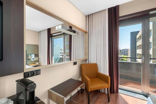 Habitación Doble con balcón - 2 camas del hotel Axis Porto Business and Spa. Foto 9