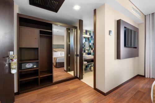 Habitación Doble con 1 cama doble o 2 camas individuales y paquete de masaje del hotel Axis Porto Business and Spa. Foto 9