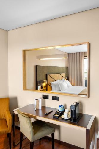 Habitación Doble con balcón del hotel Axis Porto Business and Spa. Foto 1